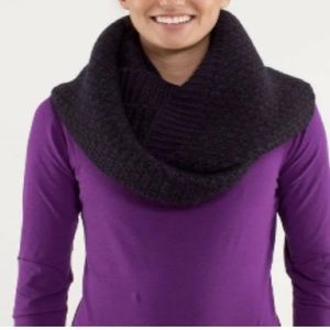 Lululemon Infinitely Mad Scarf
Black / Black Swan